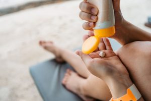 women is taking out the sunscreen 